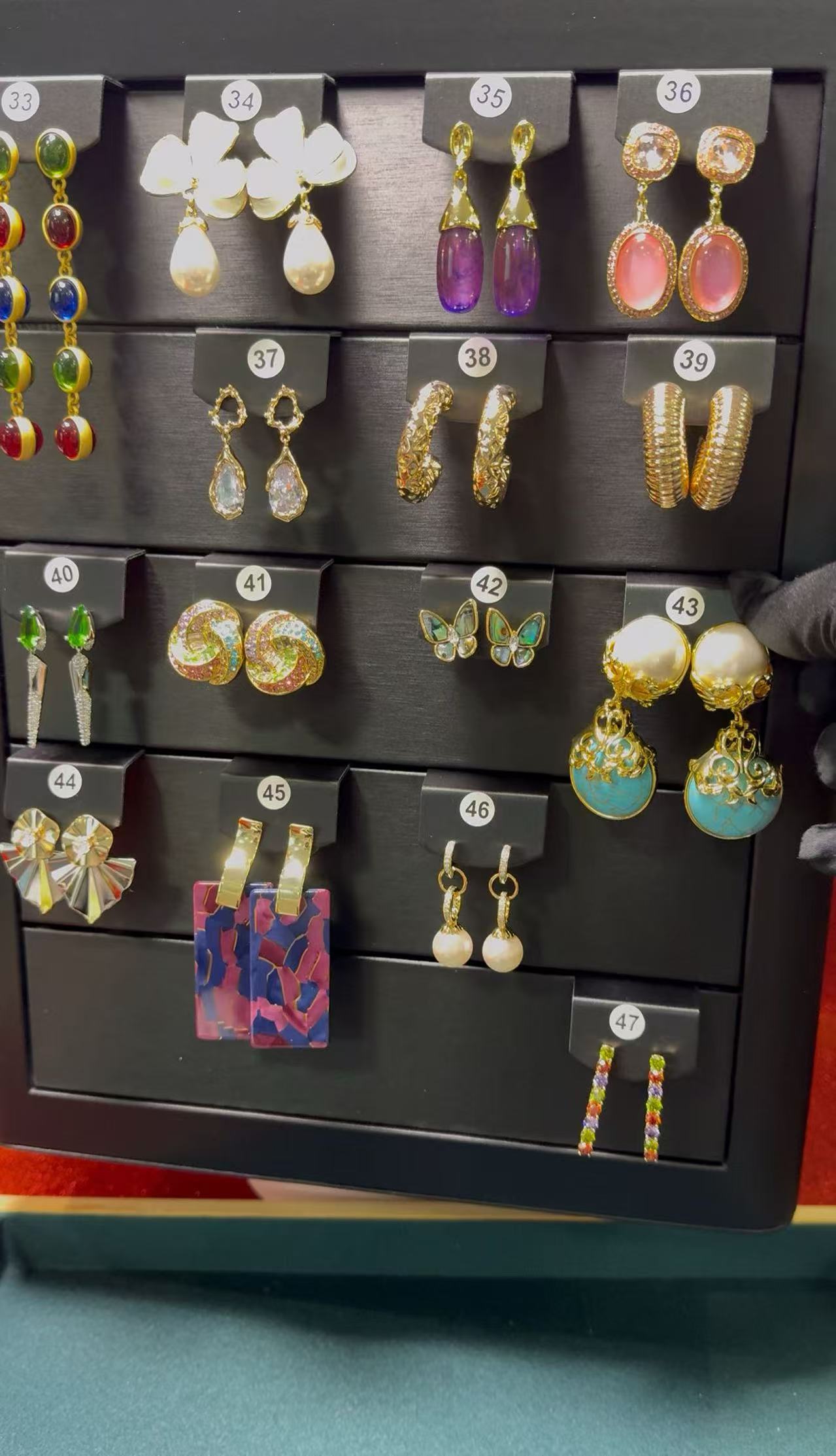 Stunning Gorgous Earing - Live Picks