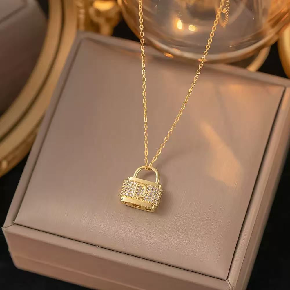 Shiny Stylish Necklaces - Live Picks