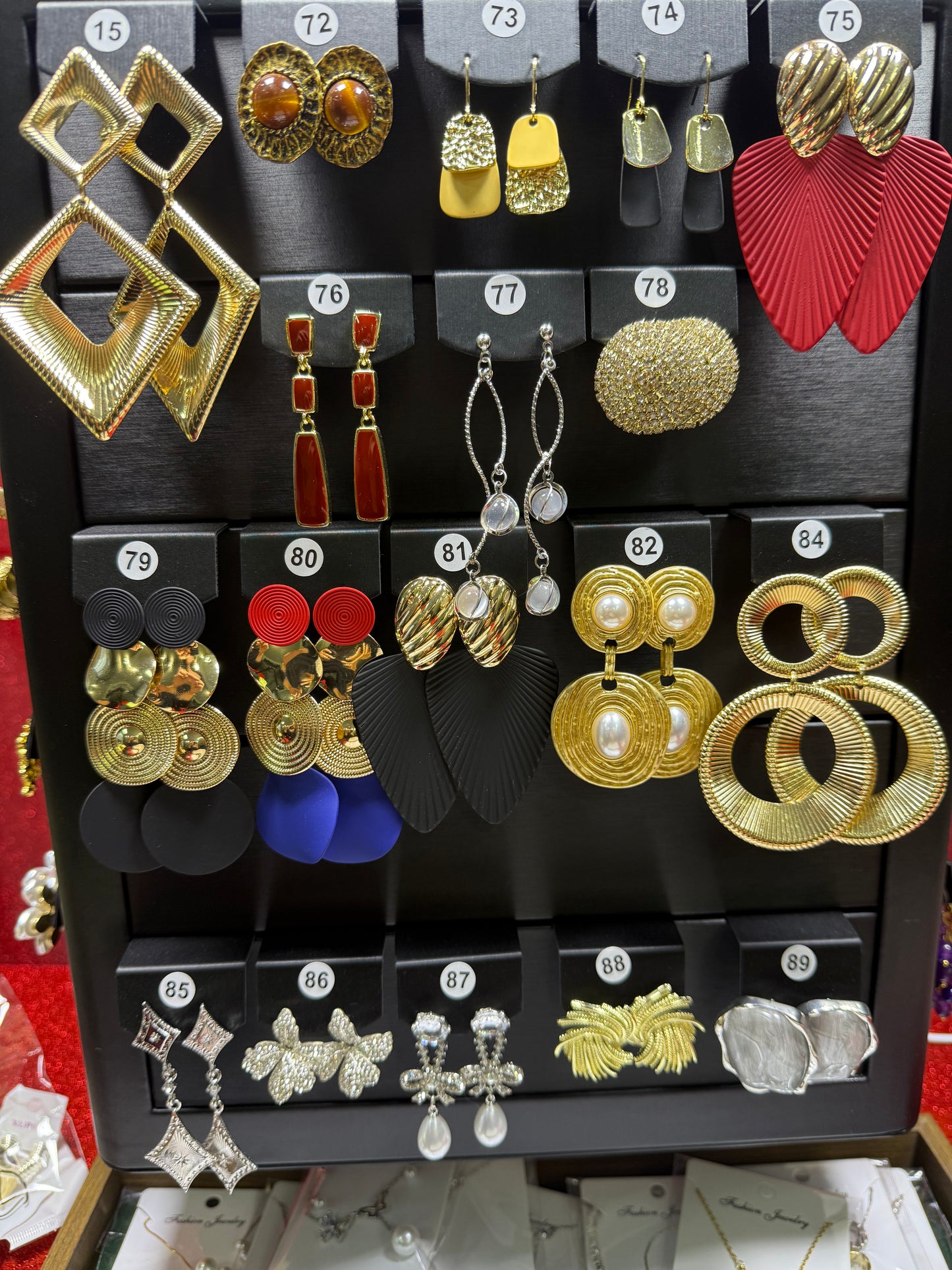 Stunning Gorgous Earing - Live Picks